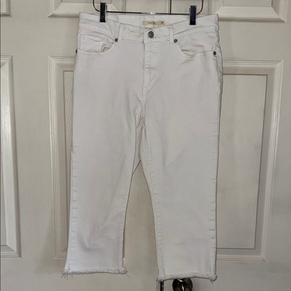 Levi’s White Frayed Hem Classic Capri Jeans